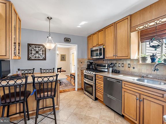 4th image of 907 Arran Rd