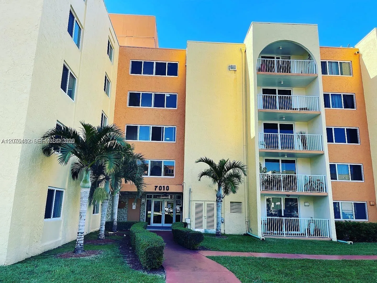 Coral Gate West Condo — Photo 2