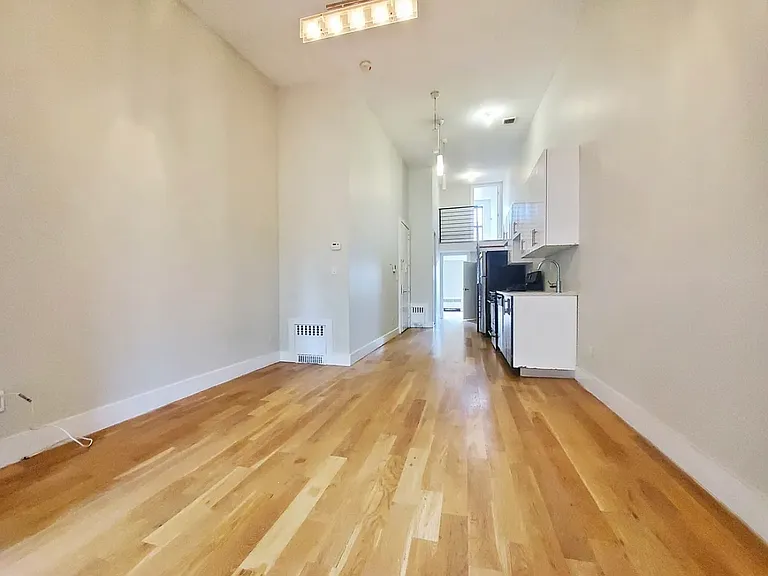 338 Melrose St #3L — Photo 7
