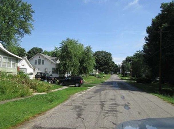 2nd image of 410 Linn St
