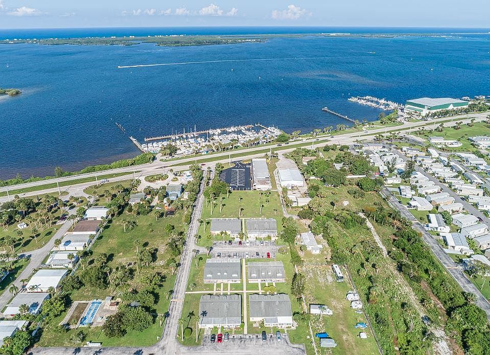 Location, Location, Location, feels just like vacation.....come join us at Summit Cove and start living the dream!