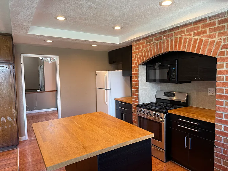Goldsmith Dr — Photo 6
