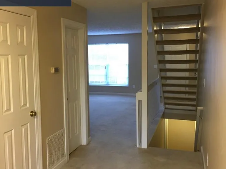 887 Philadelphia Dr — Photo 3