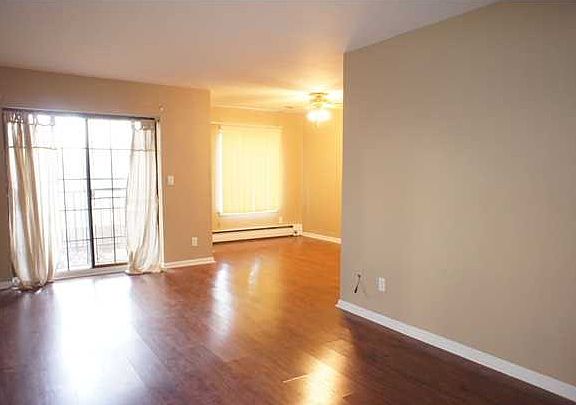 4th image of 2 Elmwood Park Dr APT 111
