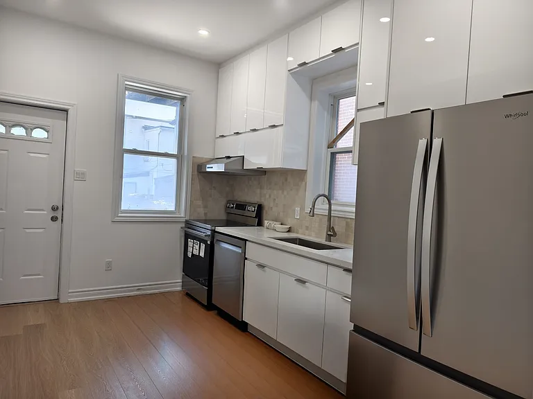 65 Sussex Ave — Photo 2