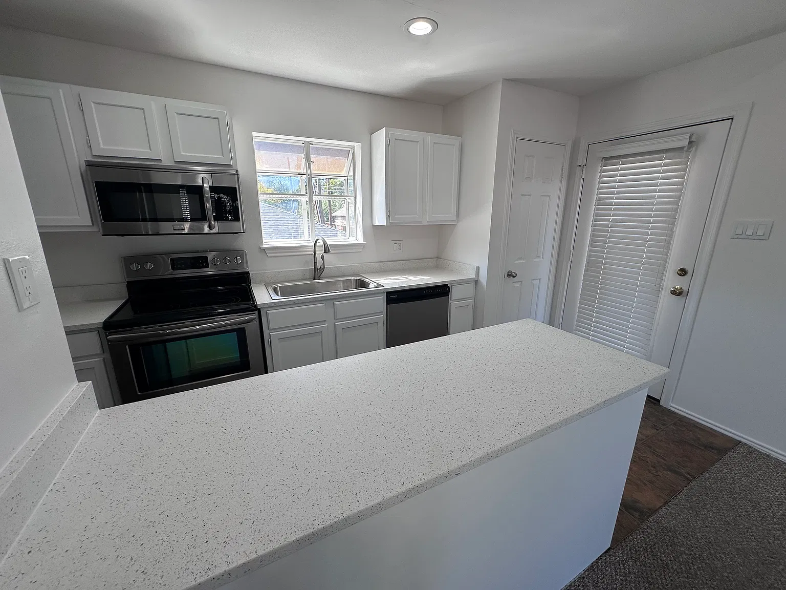 2 bed, 704 sqft, $1,850 — Photo 4