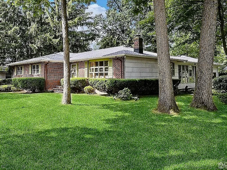 531 Ryders Ln — Photo 3