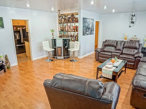 4th image of 5702 Lexington Ave
