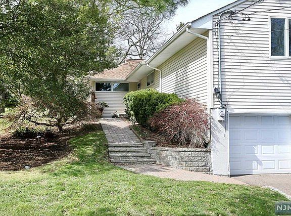 2nd image of 8 Crestwood Pl