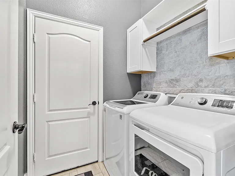 2116 Victoria Ln — Photo 16