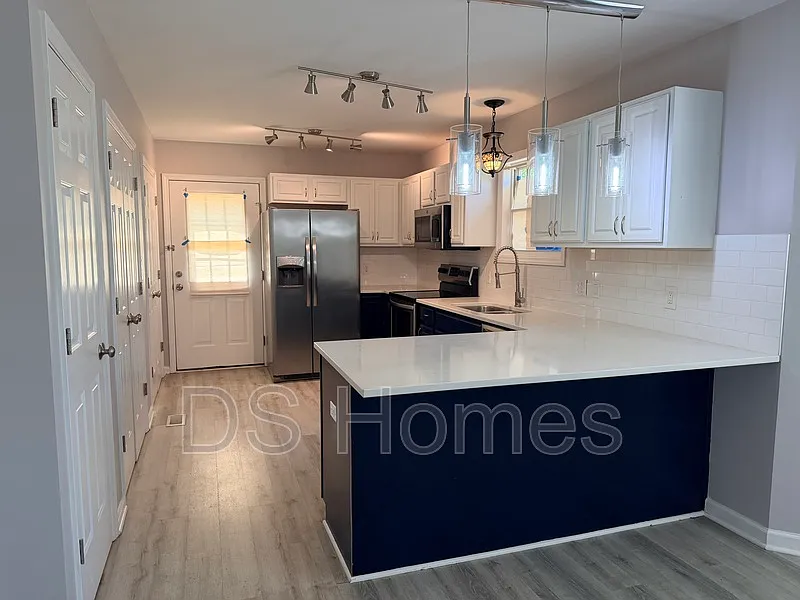 3 bed, 2.0 bath, 1348 sqft, $2,250 — Photo 2