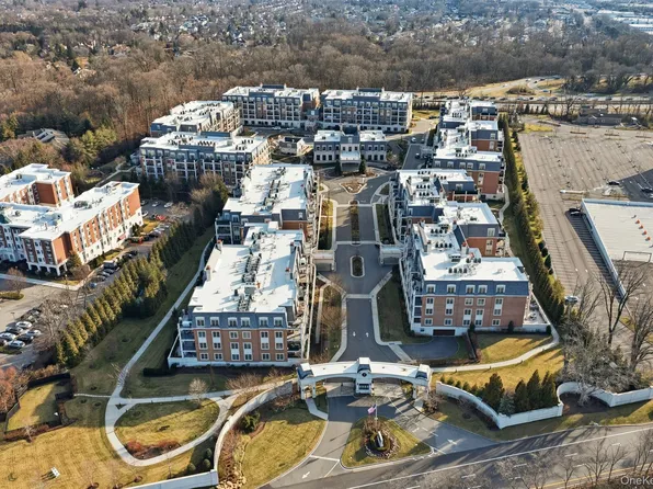 6000 Royal Court #6303, North Hills, NY 11040