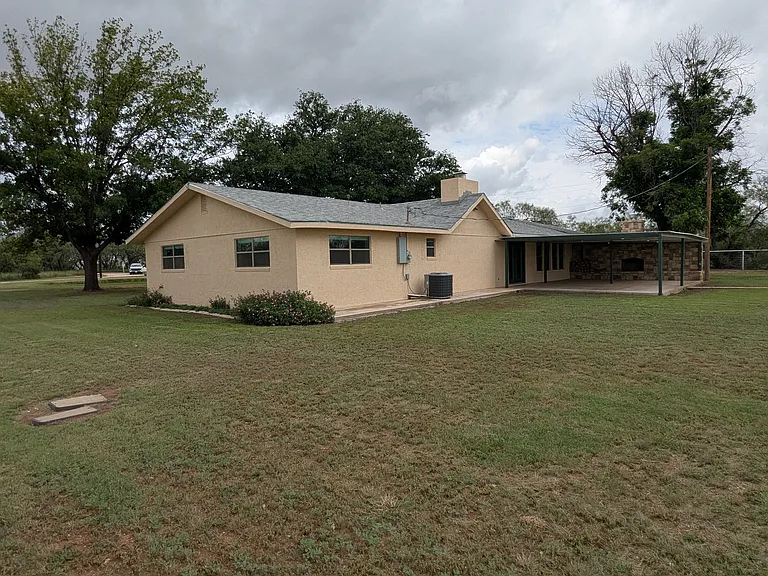 5694 N US Highway 277 — Photo 7