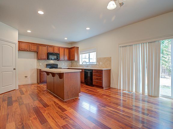 5th image of 12710 NE 12th Ave