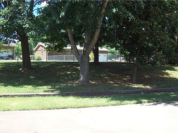 5th image of 221 Kirby Dr
