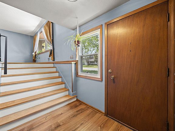 2nd image of 961 Oakwood Dr