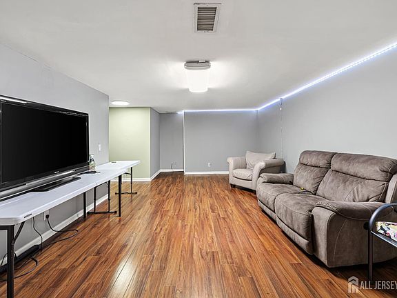 4th image of 150 Nantwich Ct