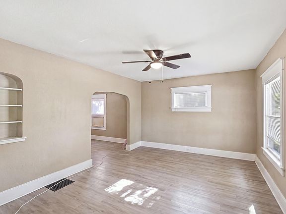 5th image of 910 Nuttman Ave