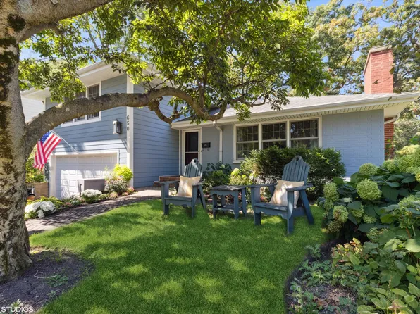 650 Garfield Ave, Lake Bluff, IL 60044