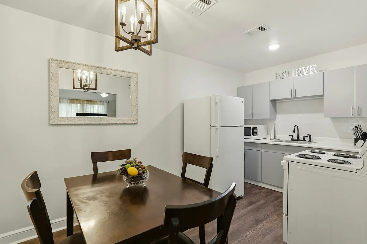 Dining Room - 538 E Park Ave #103