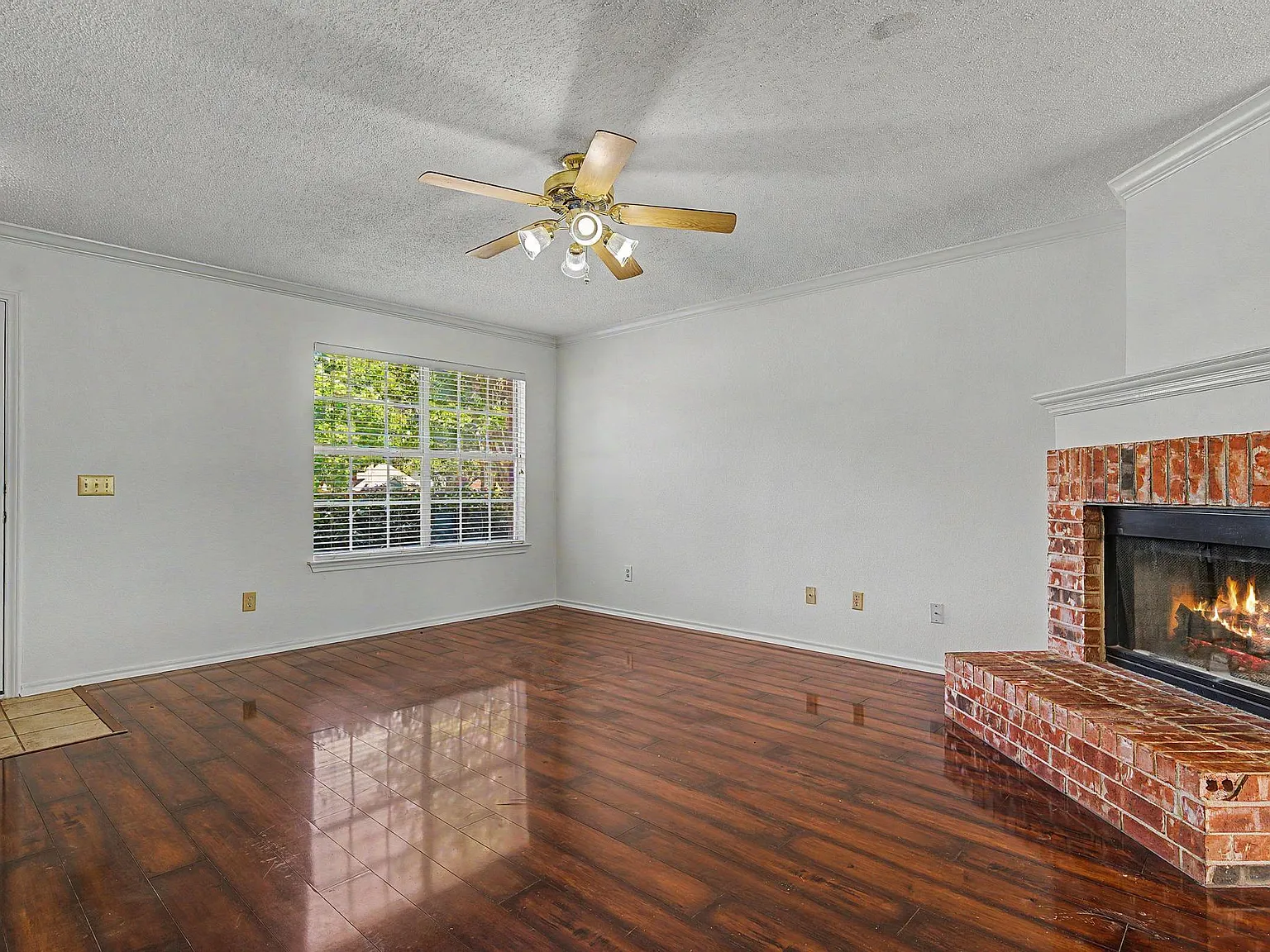 4 bed, 2.5 bath, 1964 sqft, $2,600 — Photo 4