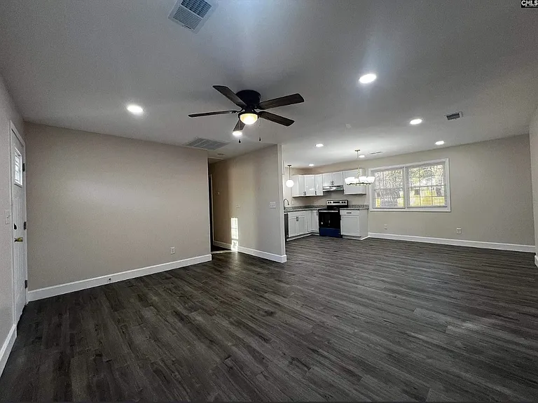 832 Newman St — Photo 3