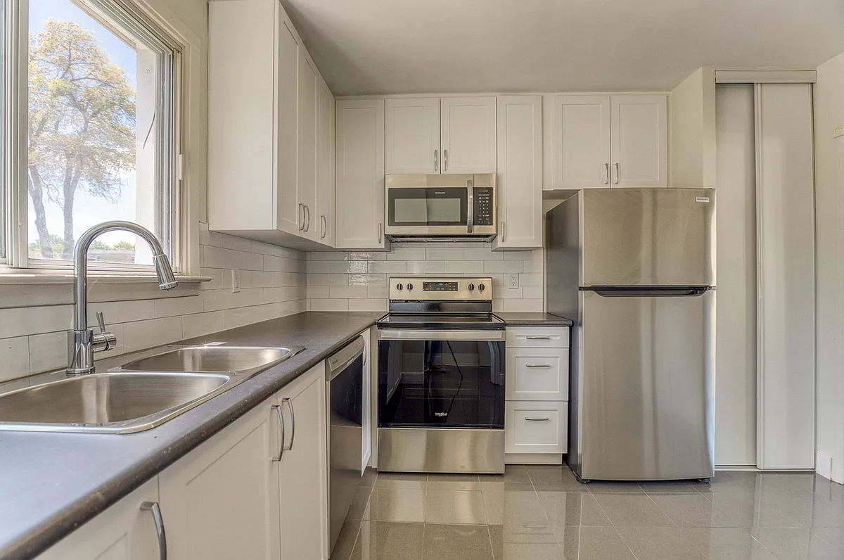 321 Yonge Street — Photo 1
