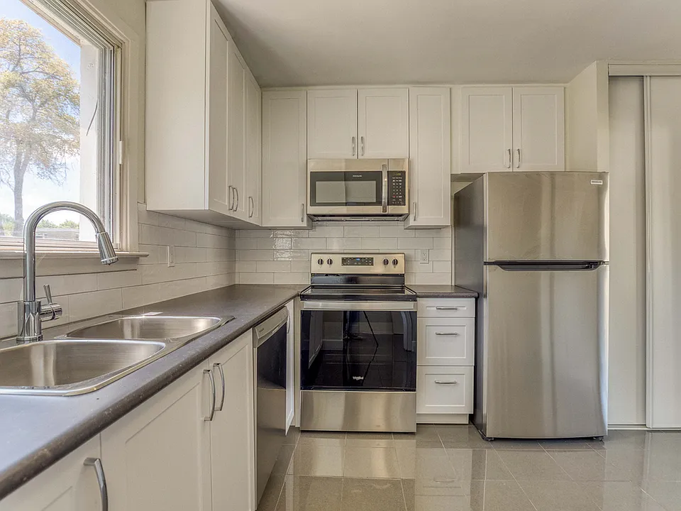 321 Yonge St #13