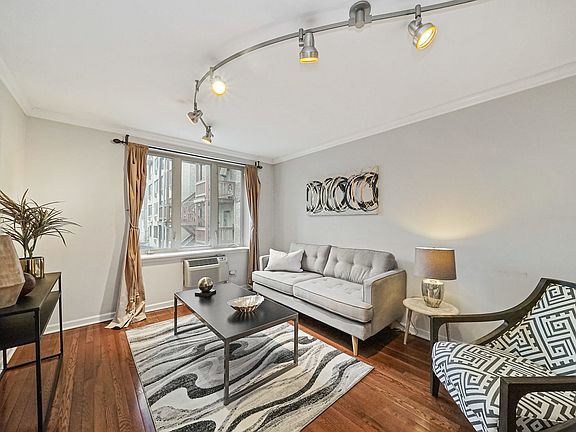 5th image of 435 W Oakdale Ave APT 2C
