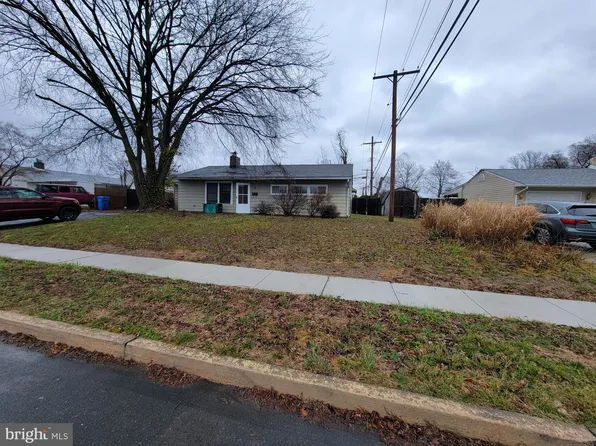 6 Meadow Ln, Levittown, PA 19054