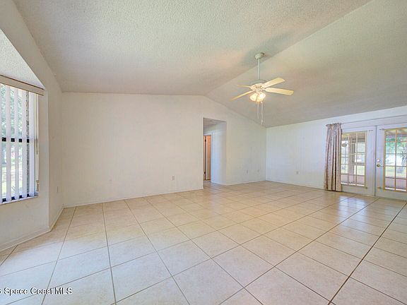 3rd image of 1085 Celle Ave NW