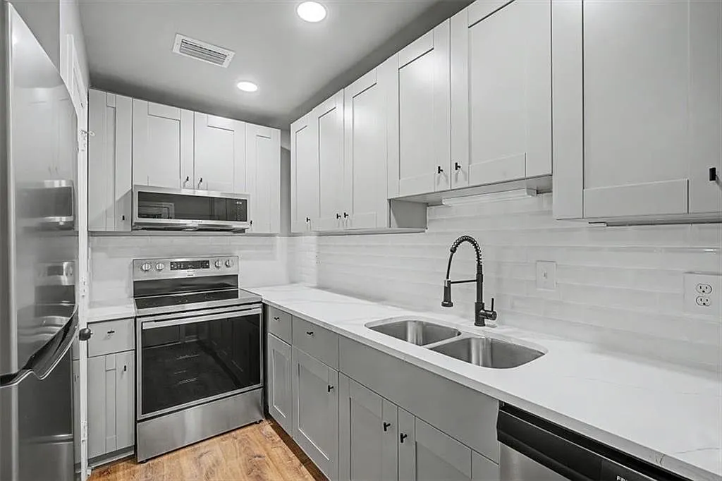 2 bed, 1.0 bath, 990 sqft, $2,100 — Photo 4
