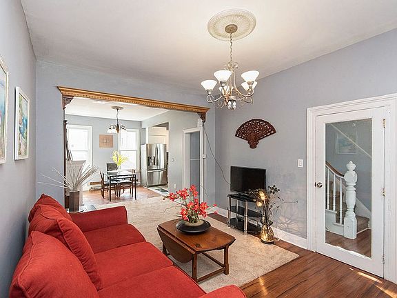 5th image of 102 Van Horne St