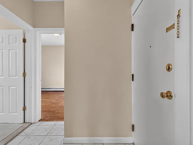 21 Robert Pl #2R — Photo 15