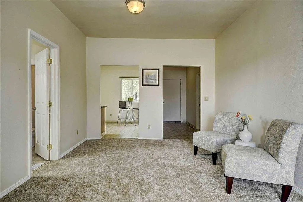 2 bed, 900 sqft, $1,795 — Photo 2