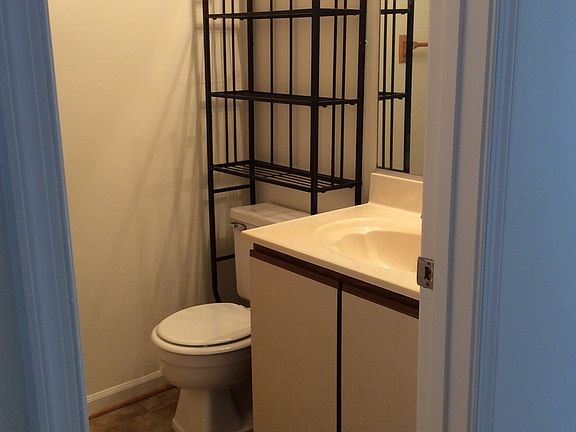 5th image of 620 Shoreham Ct APT 204