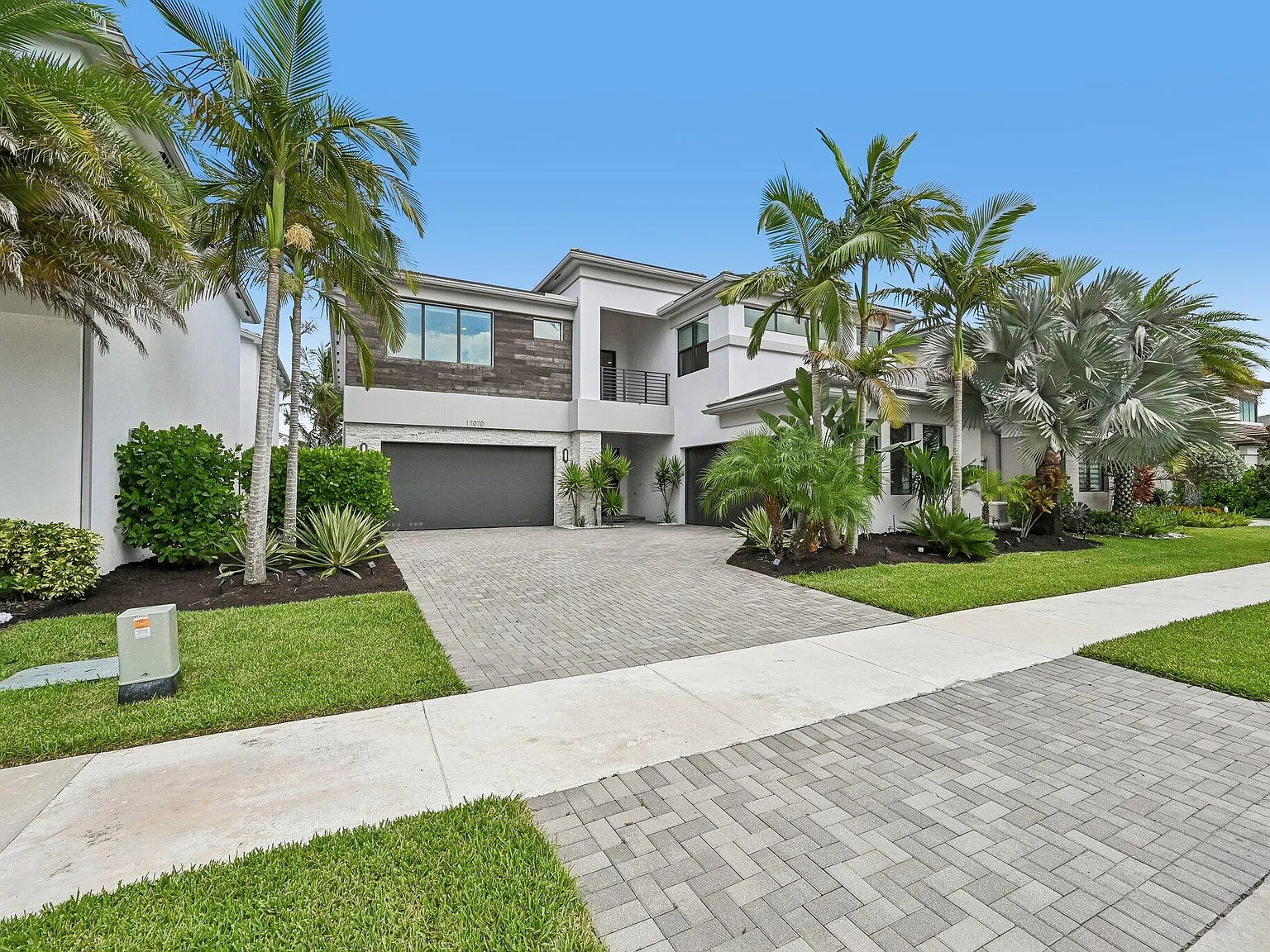 5 bed, 7.0 bath, 5511 sqft, $14,000 — Photo 3