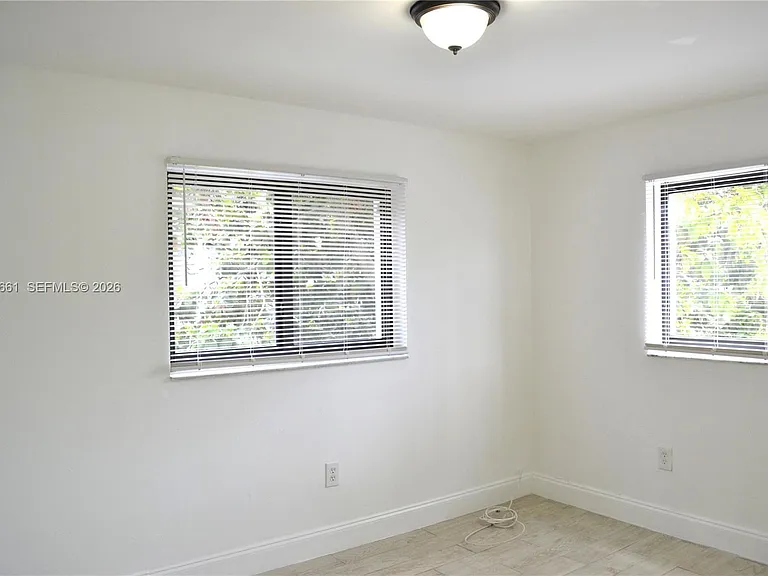 1037 SW 4th St #4 — Photo 5