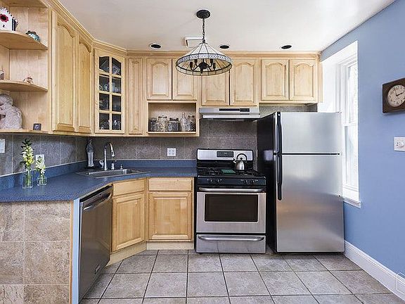 2nd image of 659 De Graw St #3