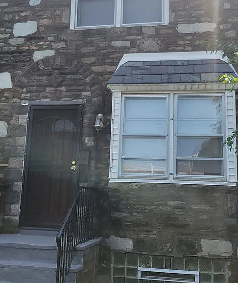 2152 Fanshawe St — Photo 1