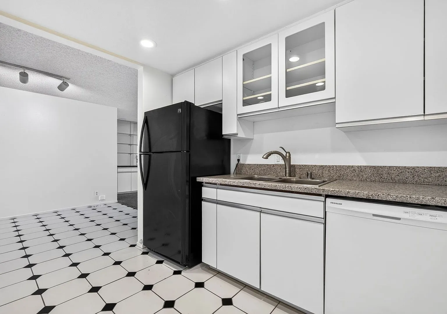 Coastal Condo in Gated Versailles Community — Photo 4