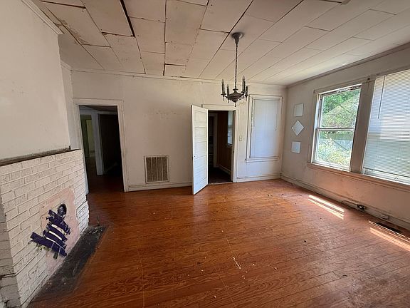 4th image of 269 Maple Ave