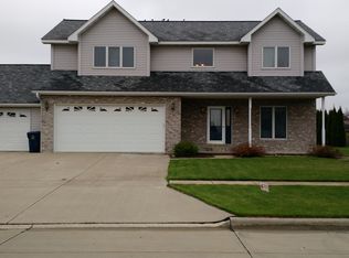 607 E 16th St, Pella, IA 50219