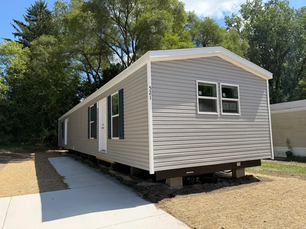 521 Thoreau #17, South Lyon, MI 48178