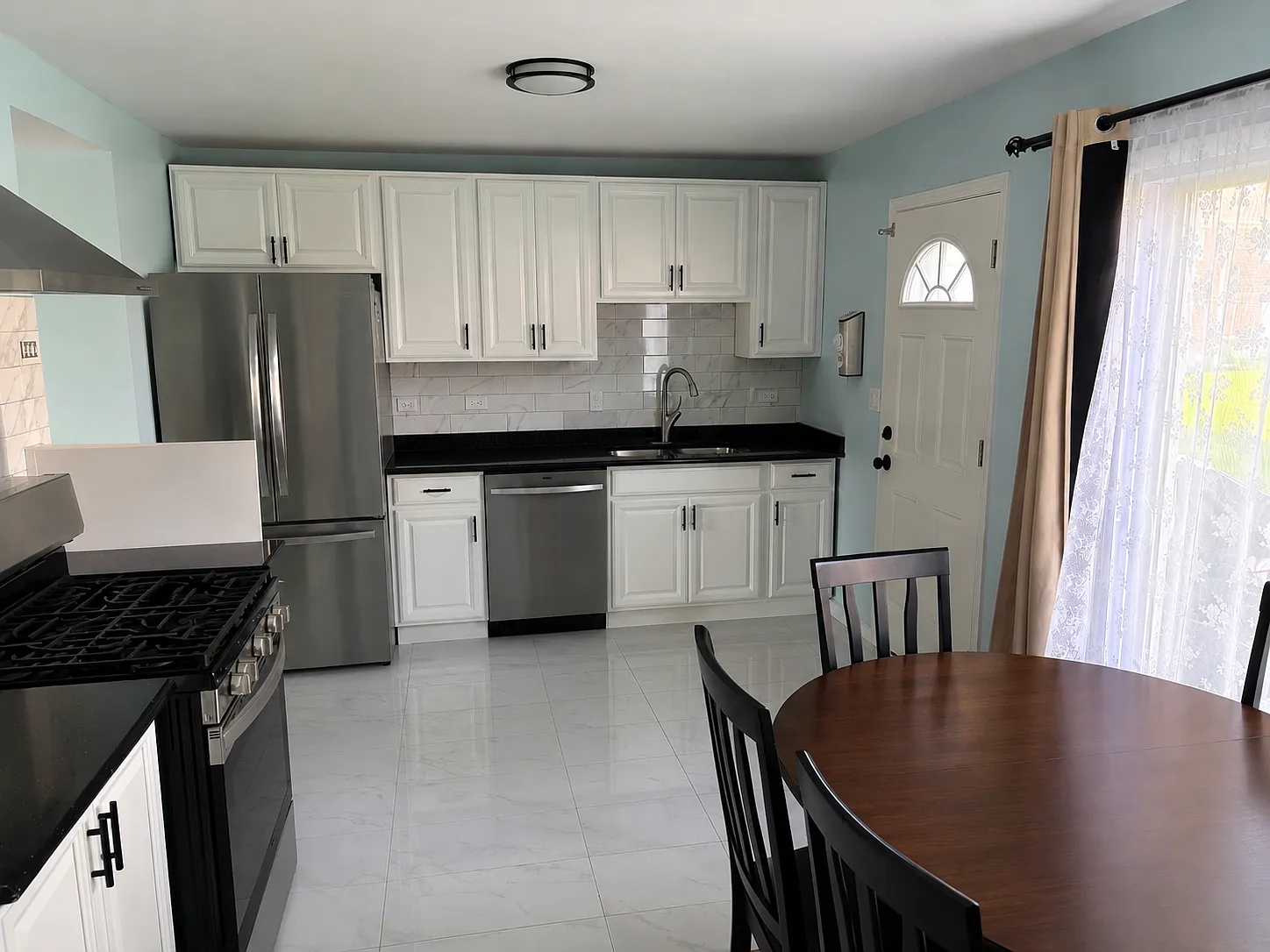 3 bed, 1279 sqft, $2,550 — Photo 2