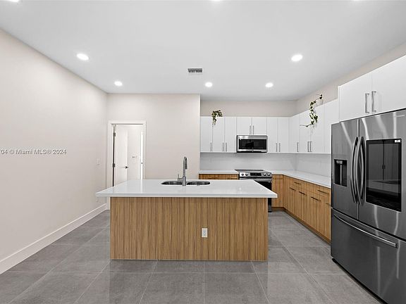 4th image of 418 El Dorado Boulevard Nort