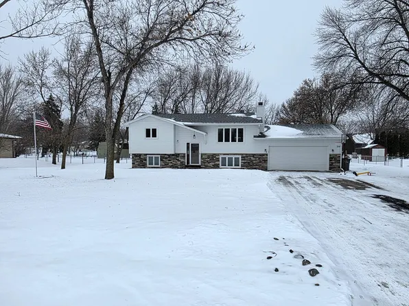 1209 63rd Ave N, Moorhead, MN 56560