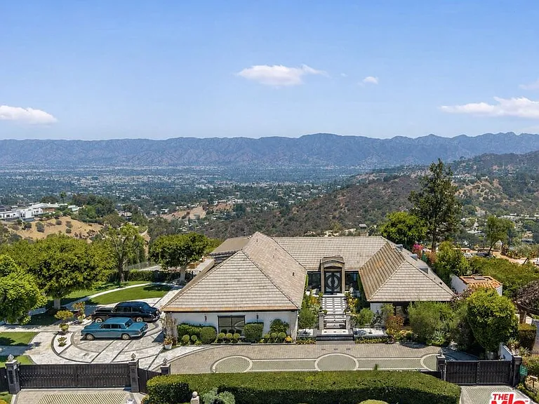 8416 Skyline Dr — Photo 1