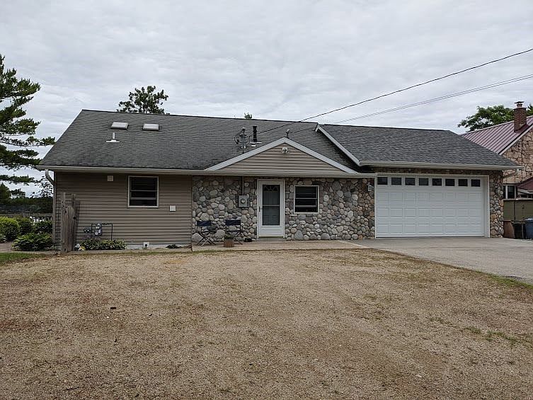 Front of home. Gravel parking and Concrete  parking