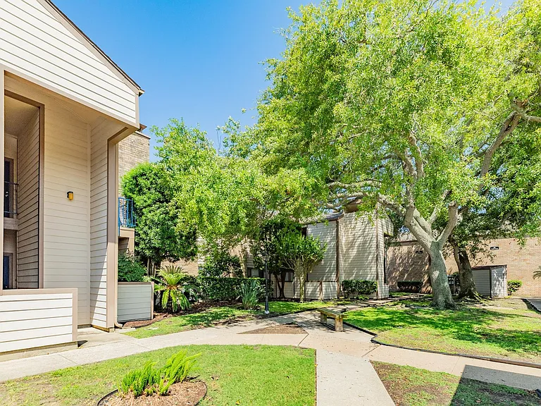 7098 N Holiday Dr — Photo 2